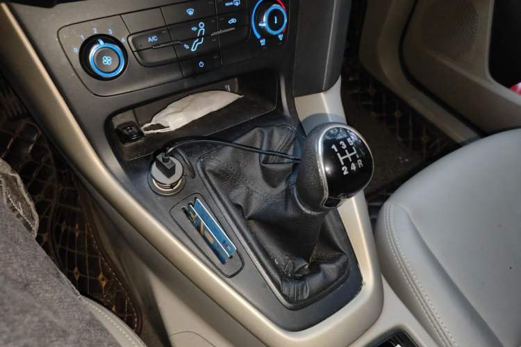 Used Ford Focus 2017 Sedan 1.6L Manual Comfort Plus SmartDrive Edition Gear Lever