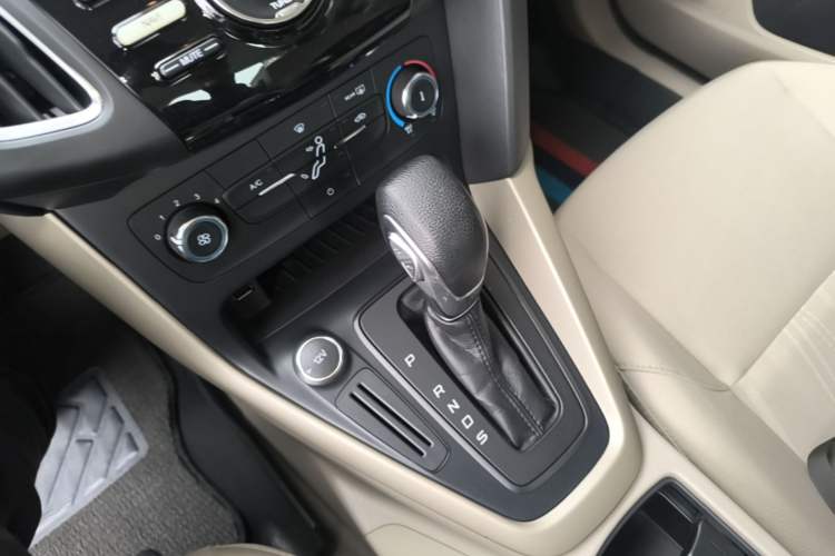 Used Ford Focus 2017 Sedan 1.6L Automatic Comfort Plus SmartDrive Edition Gear Lever