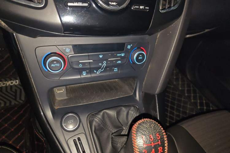 Used Ford Focus 2017 Hatchback 1.6L Manual Fashion Edition SmartDrive Version Gear Lever