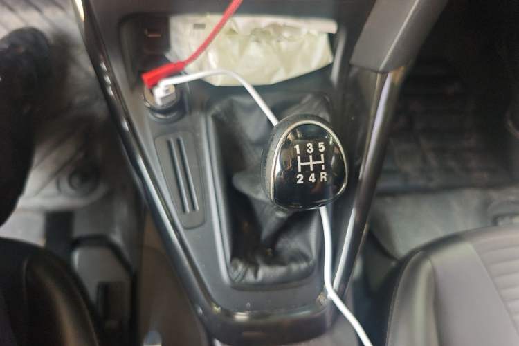 Used Ford Focus 2017 Sedan EcoBoost 125 Manual – Ultra-Style Edition with SmartDrive Features Gear Lever