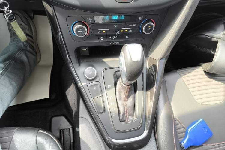 Used Ford Focus 2017 1.5T CTCC White and Black Limited Edition Gear Lever