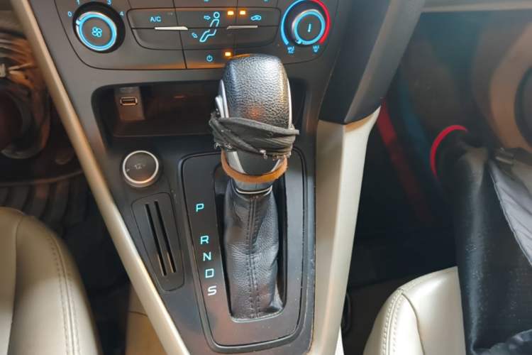 Used Ford Focus 2017 Sedan 1.6L Automatic Comfort Plus SmartDrive Edition Gear Lever
