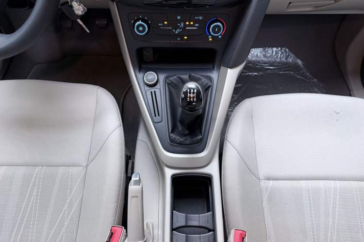 Used Ford Focus 2017 Sedan 1.6L Manual Comfort Plus SmartDrive Edition Gear Lever