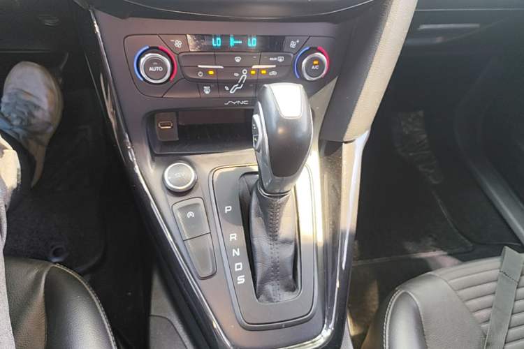 Used Ford Focus 2017 Sedan EcoBoost 180 Automatic Elite Model Gear Lever
