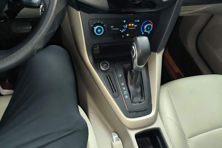 Used Ford Focus 2017 Sedan 1.6L Automatic Comfort Plus SmartDrive Edition Gear Lever