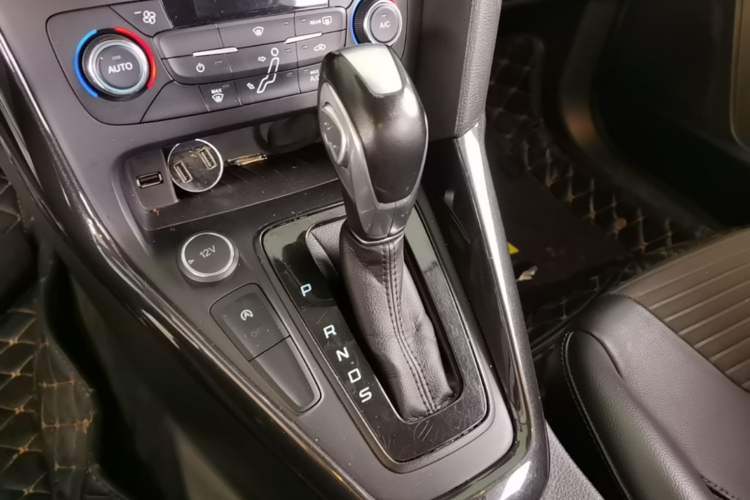 Used Ford Focus 2017 Hatchback EcoBoost 125 Automatic - Ultra-Powerful Style Edition with Smart Drive Features Gear Lever