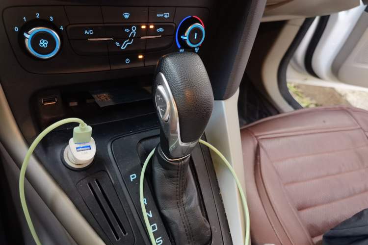 Used Ford Focus 2017 Sedan 1.6L Automatic Comfort Plus SmartDrive Edition Gear Lever