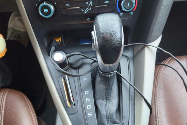 Used Ford Focus 2017 Sedan 1.6L Automatic Comfort Plus SmartDrive Edition Gear Lever