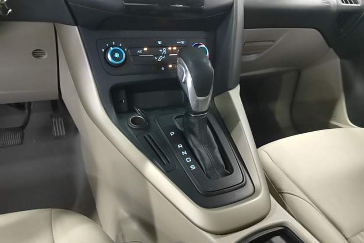 Used Ford Focus 2017 Sedan 1.6L Automatic Comfort Plus SmartDrive Edition Gear Lever