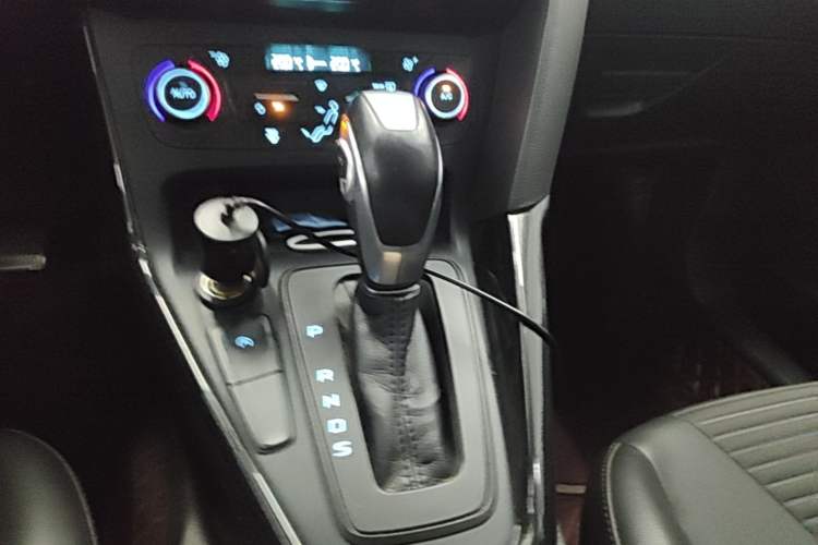 Used Ford Focus 2017 Hatchback EcoBoost 125 Automatic - Ultra-Powerful Style Edition with Smart Drive Features Gear Lever