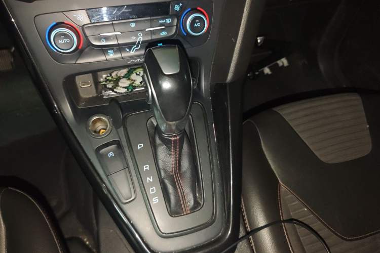 Used Ford Focus 2017 1.5T CTCC White and Black Limited Edition Gear Lever