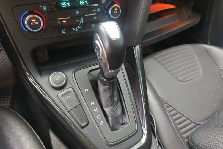 Used Ford Focus 2017 Sedan EcoBoost 125 Automatic Supreme Style SmartDrive Edition Gear Lever