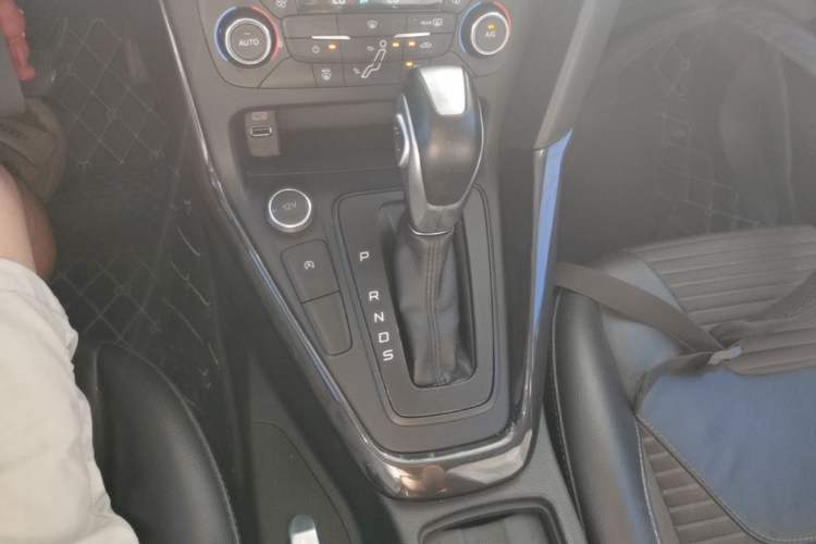 Used Ford Focus 2017 Sedan EcoBoost 125 Automatic Supreme Style SmartDrive Edition Gear Lever