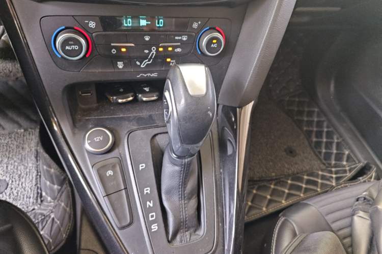 Used Ford Focus 2017 Sedan EcoBoost 180 Automatic Elite Model Gear Lever