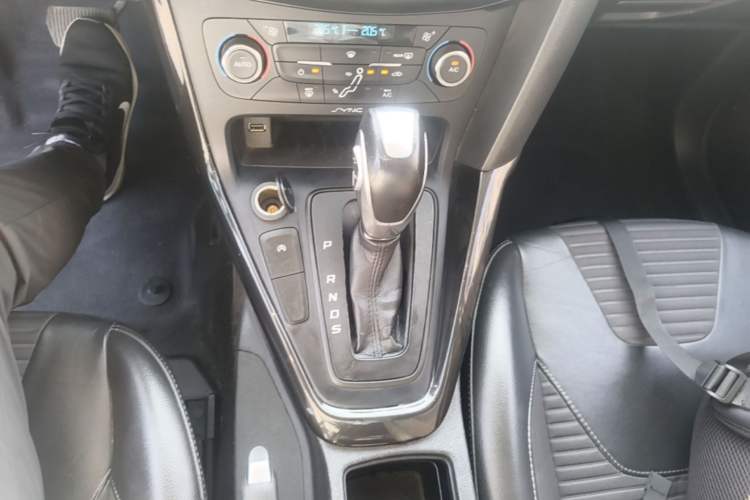 Used Ford Focus 2017 Hatchback EcoBoost 180 Automatic Elite Model Gear Lever