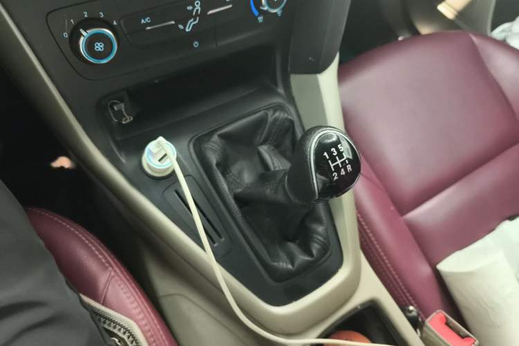 Used Ford Focus 2017 Sedan 1.6L Manual Comfort Plus SmartDrive Edition Gear Lever