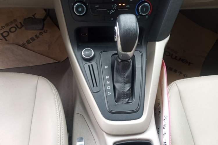 Used Ford Focus 2017 Sedan 1.6L Automatic Comfort Plus SmartDrive Edition Gear Lever