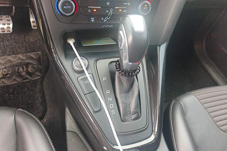 Used Ford Focus 2017 Sedan EcoBoost 180 Automatic Elite Model Gear Lever