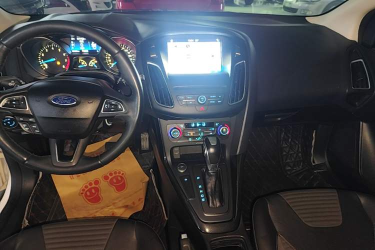 Used Ford Focus 2017 Hatchback EcoBoost 180 Automatic Elite Model Gear Lever