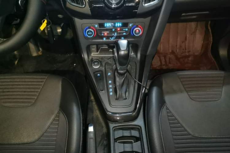 Used Ford Focus 2017 Sedan EcoBoost 125 Automatic Supreme Style SmartDrive Edition Gear Lever