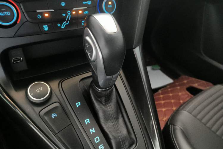 Used Ford Focus 2017 Hatchback EcoBoost 125 Automatic - Ultra-Powerful Style Edition with Smart Drive Features Gear Lever