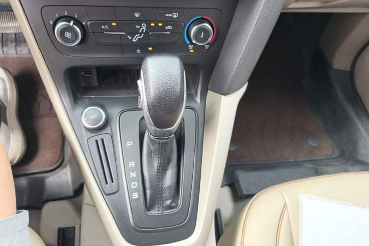 Used Ford Focus 2017 Sedan 1.6L Automatic Comfort Plus SmartDrive Edition Gear Lever
