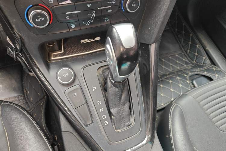 Used Ford Focus 2017 Sedan EcoBoost 125 Automatic Supreme Style SmartDrive Edition Gear Lever