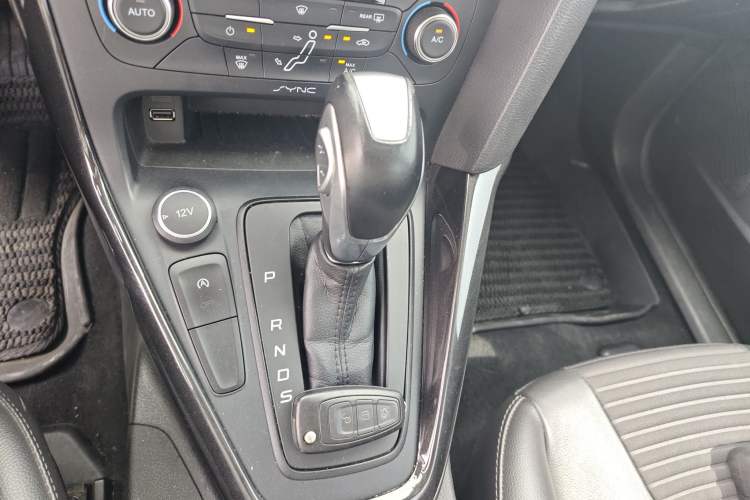 Used Ford Focus 2017 Sedan EcoBoost 180 Automatic Elite Model Gear Lever