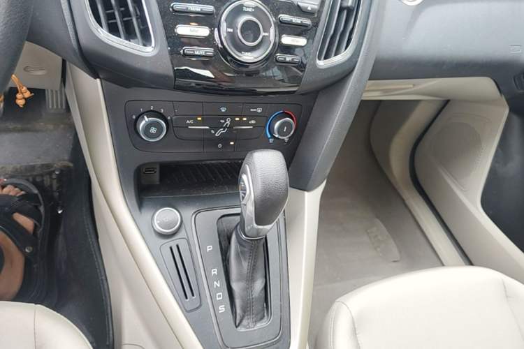 Used Ford Focus 2017 Sedan 1.6L Automatic Comfort Plus SmartDrive Edition Gear Lever