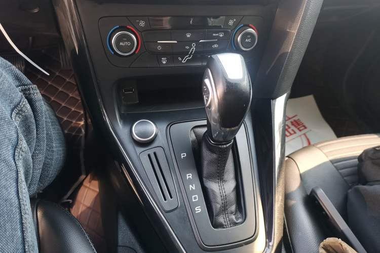 Used Ford Focus 2017 Sedan 1.6L Automatic Fashion Edition Smart Drive Version Gear Lever