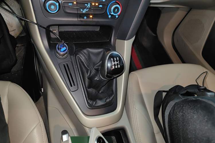 Used Ford Focus 2017 Sedan 1.6L Manual Comfort Plus SmartDrive Edition Gear Lever