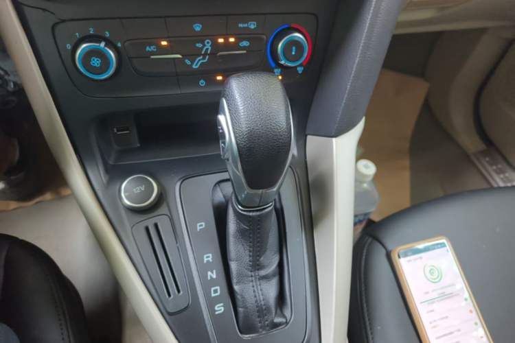 Used Ford Focus 2017 Sedan 1.6L Automatic Comfort Plus SmartDrive Edition Gear Lever