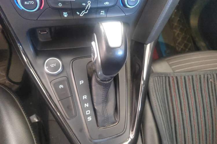 Used Ford Focus 2017 Hatchback EcoBoost 125 Automatic - Ultra-Powerful Style Edition with Smart Drive Features Gear Lever