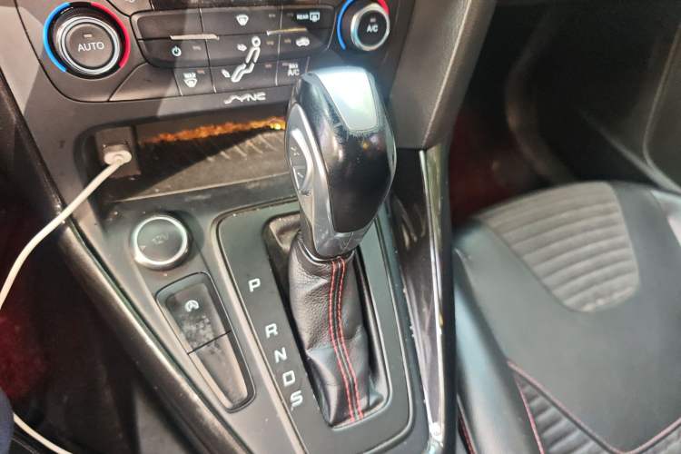Used Ford Focus 2017 1.5T CTCC White and Black Limited Edition Gear Lever