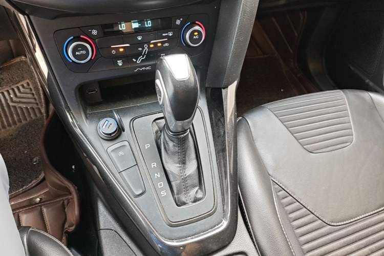Used Ford Focus 2017 Hatchback EcoBoost 180 Automatic Elite Model Gear Lever