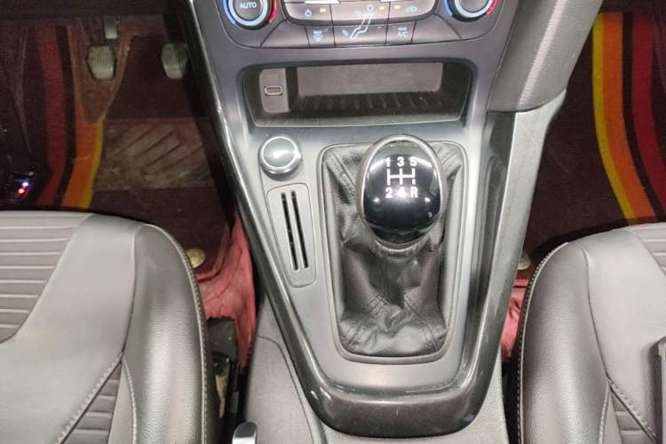 Used Ford Focus 2017 Hatchback 1.6L Manual Fashion Edition SmartDrive Version Gear Lever