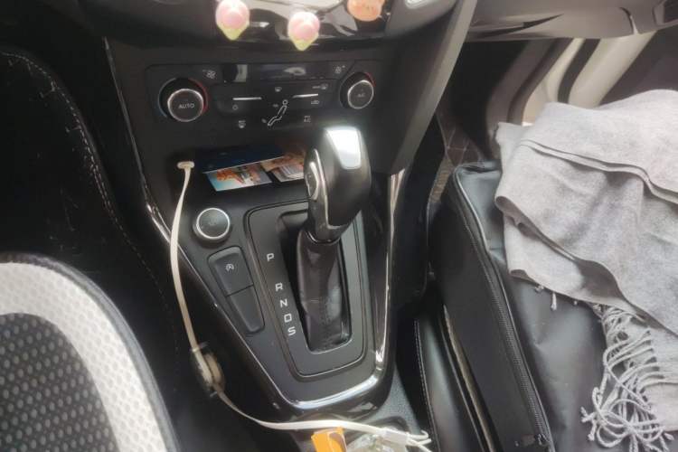 Used Ford Focus 2017 Hatchback EcoBoost 125 Automatic - Ultra-Powerful Style Edition with Smart Drive Features Gear Lever