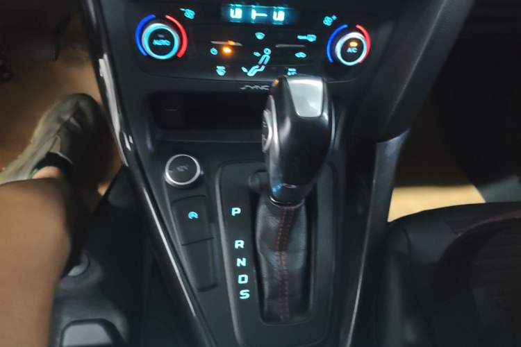 Used Ford Focus 2017 1.5T CTCC White and Black Limited Edition Gear Lever