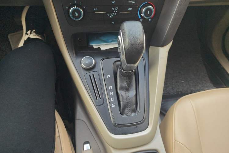 Used Ford Focus 2017 Sedan 1.6L Automatic Comfort Plus SmartDrive Edition Gear Lever