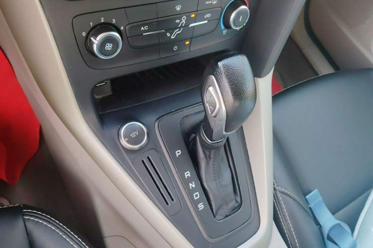 Used Ford Focus 2017 Sedan 1.6L Automatic Comfort Plus SmartDrive Edition Gear Lever