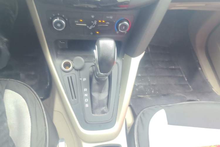 Used Ford Focus 2017 Sedan 1.6L Automatic Comfort Plus SmartDrive Edition Gear Lever