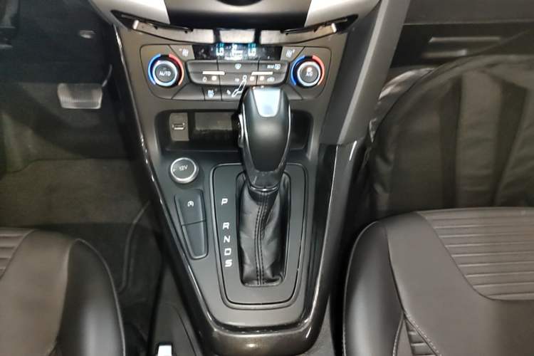 Used Ford Focus 2017 Sedan EcoBoost 125 Automatic Supreme Style SmartDrive Edition Gear Lever