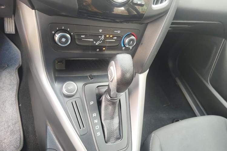 Used Ford Focus 2017 Hatchback 1.6L Automatic Comfort Plus SmartDrive Edition Gear Lever