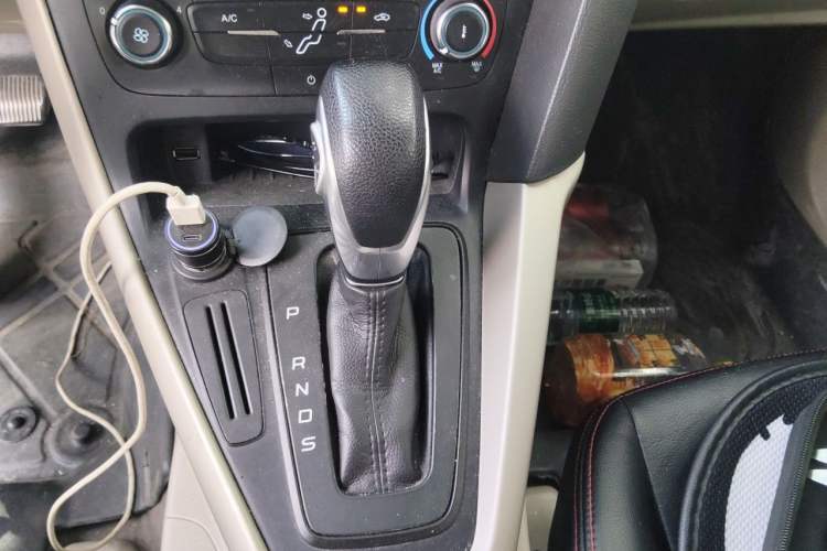 Used Ford Focus 2017 Sedan 1.6L Automatic Comfort Plus SmartDrive Edition Gear Lever