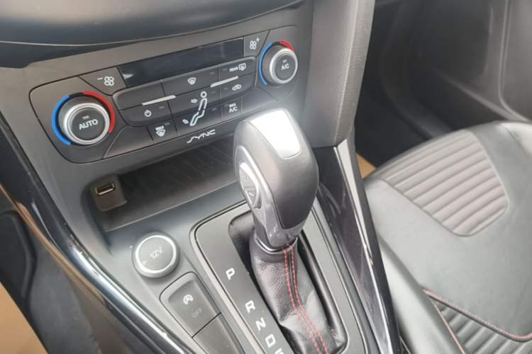 Used Ford Focus 2017 1.5T CTCC White and Black Limited Edition Gear Lever
