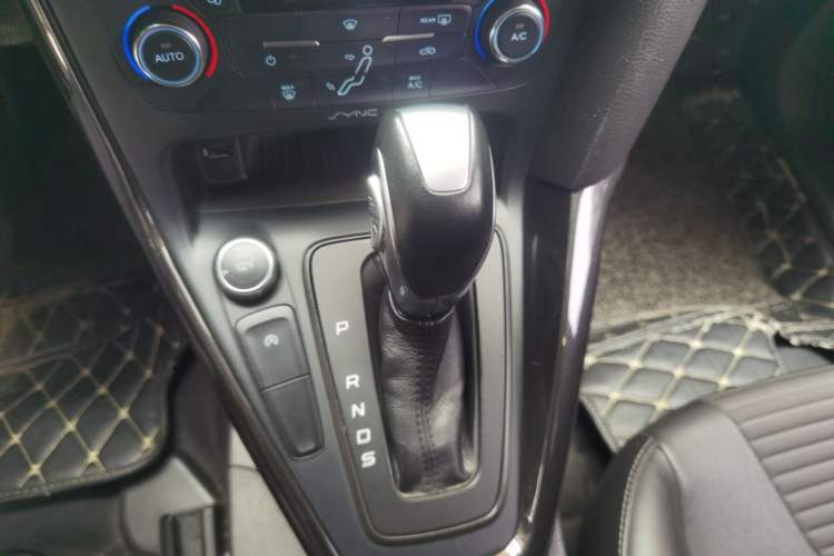 Used Ford Focus 2017 Hatchback EcoBoost 180 Automatic Elite Model Gear Lever