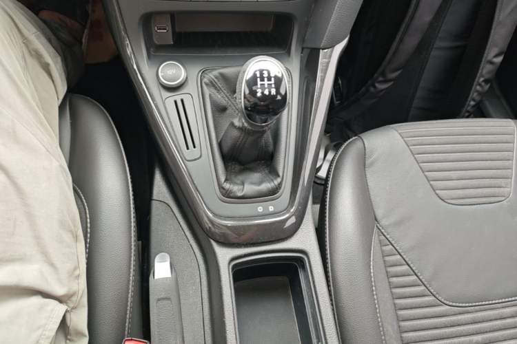 Used Ford Focus 2017 Hatchback EcoBoost 125 Manual – Ultra-Performance Style SmartDrive Edition Gear Lever