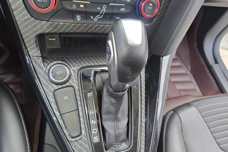 Used Ford Focus 2017 Hatchback EcoBoost 125 Automatic - Ultra-Powerful Style Edition with Smart Drive Features Gear Lever