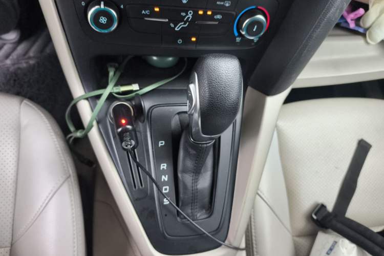 Used Ford Focus 2017 Sedan 1.6L Automatic Comfort Plus SmartDrive Edition Gear Lever