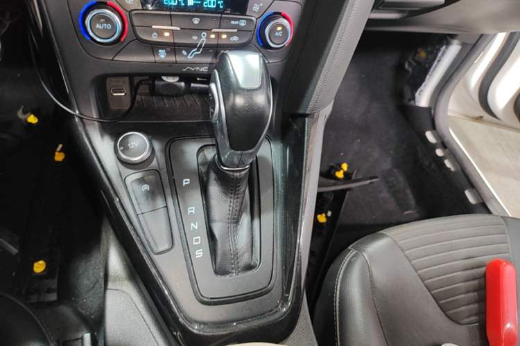 Used Ford Focus 2017 Sedan EcoBoost 180 Automatic Elite Model Gear Lever